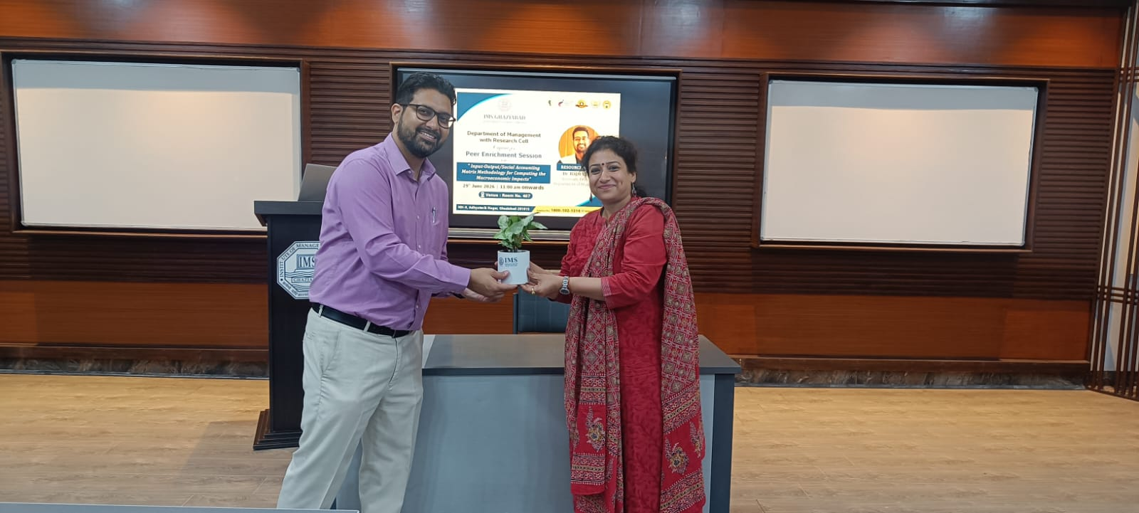Dr. Shivani Dixit felicitating the Resource person